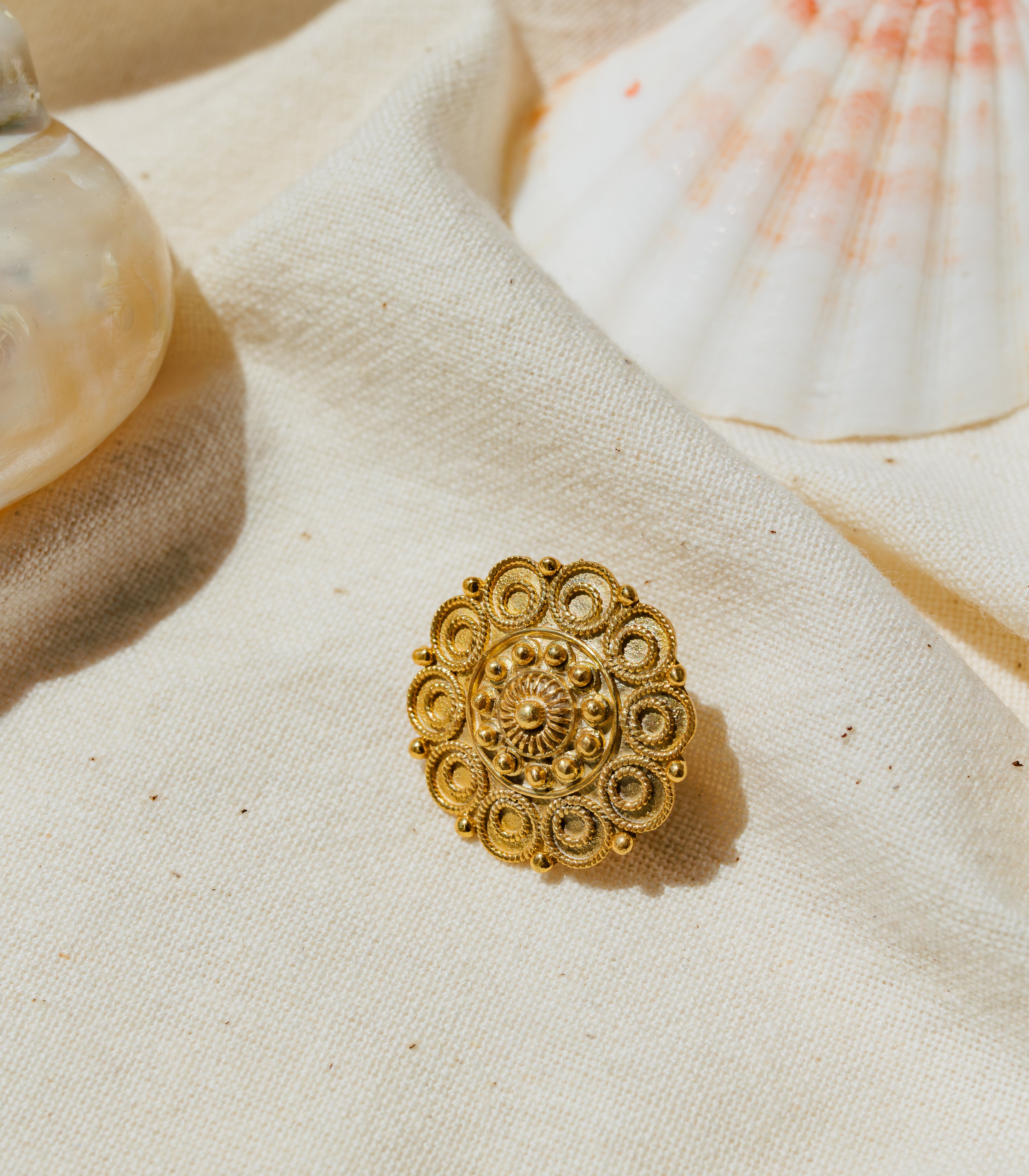 Brigido Lapel Pin in Gold - AMAMI