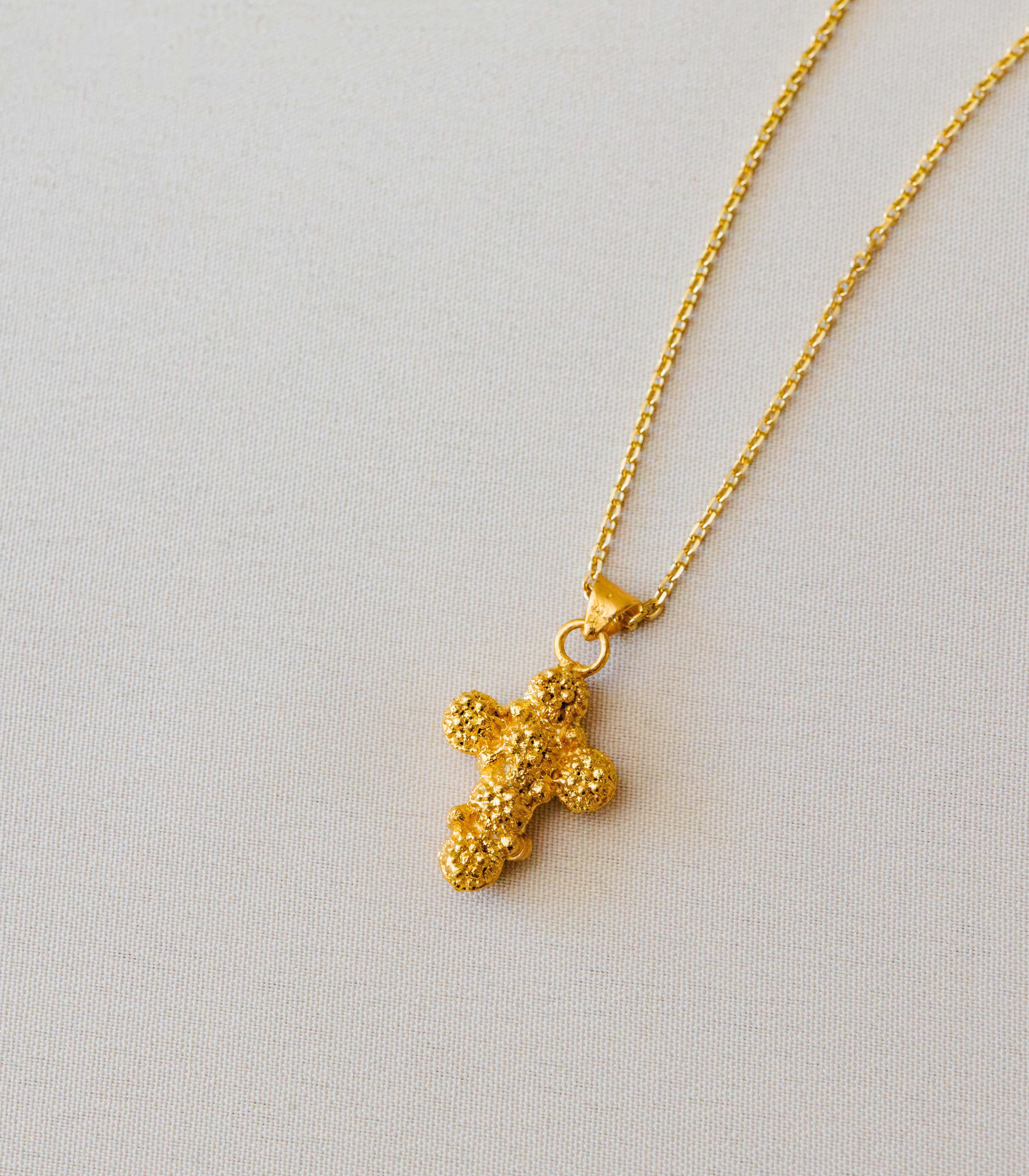 CROSS PENDANT NECKLACE - AMAMI