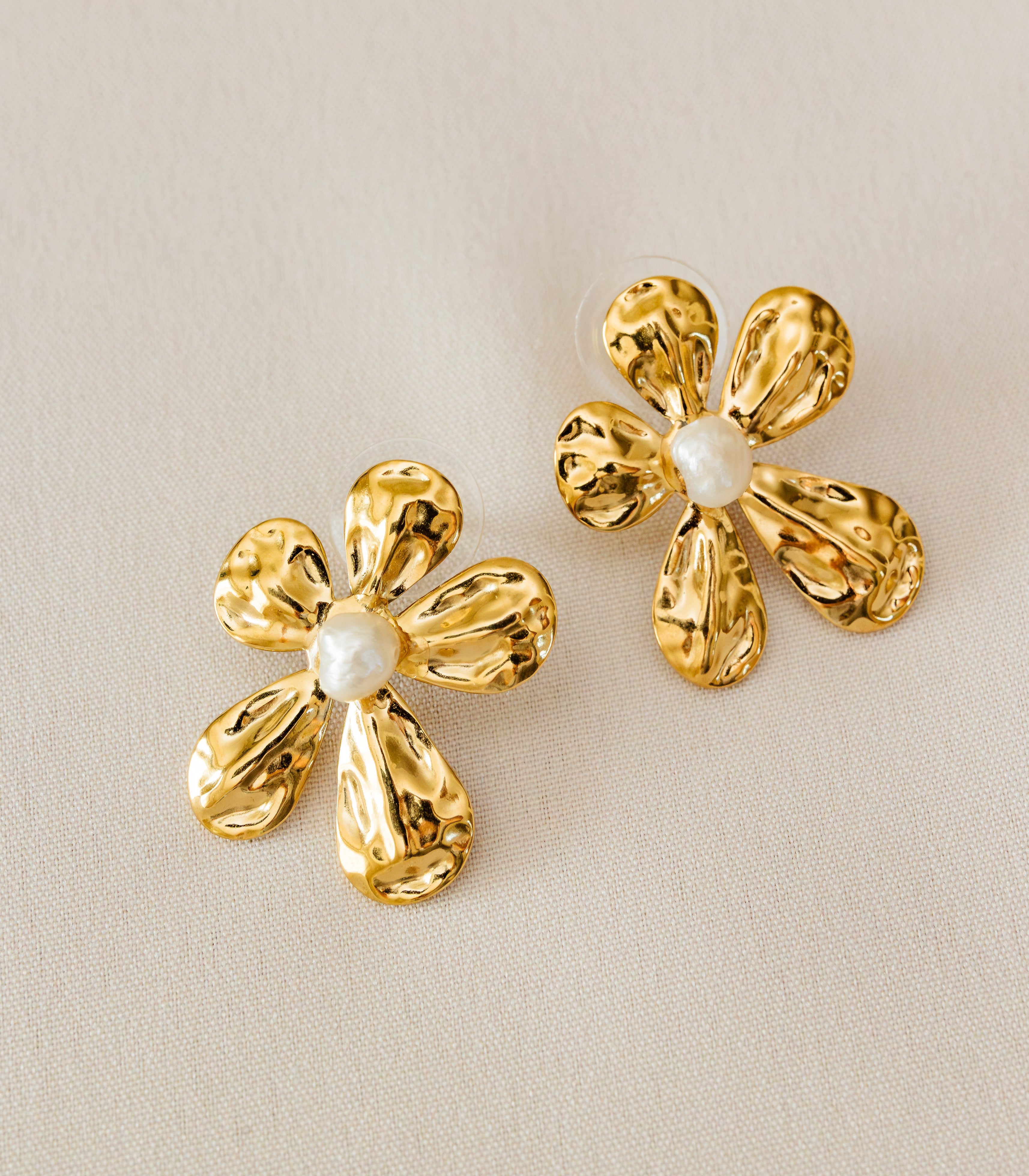 Golden Gumamela Pearl Earrings - Arete