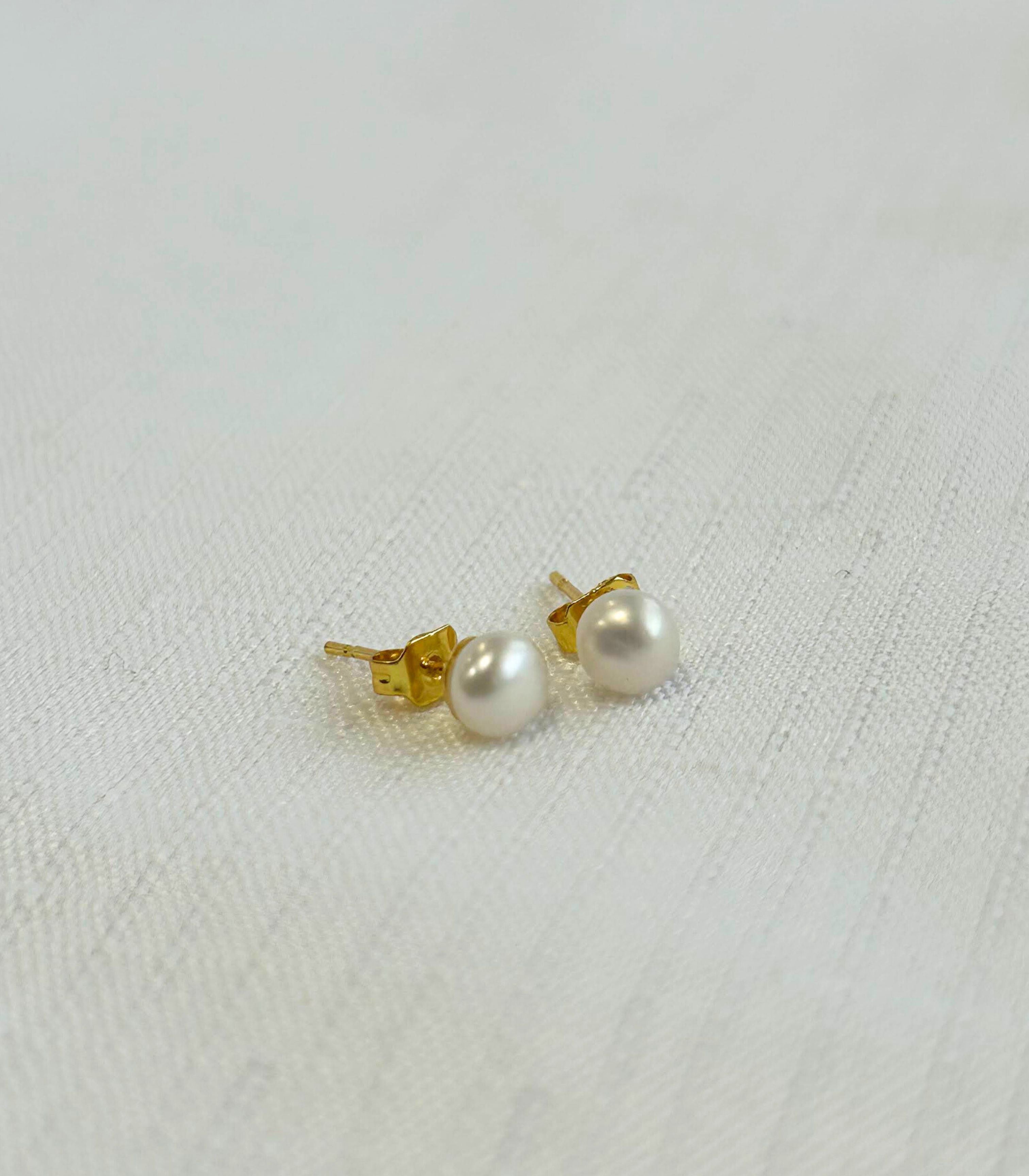 Laya Mini Pearl Studs - Arete