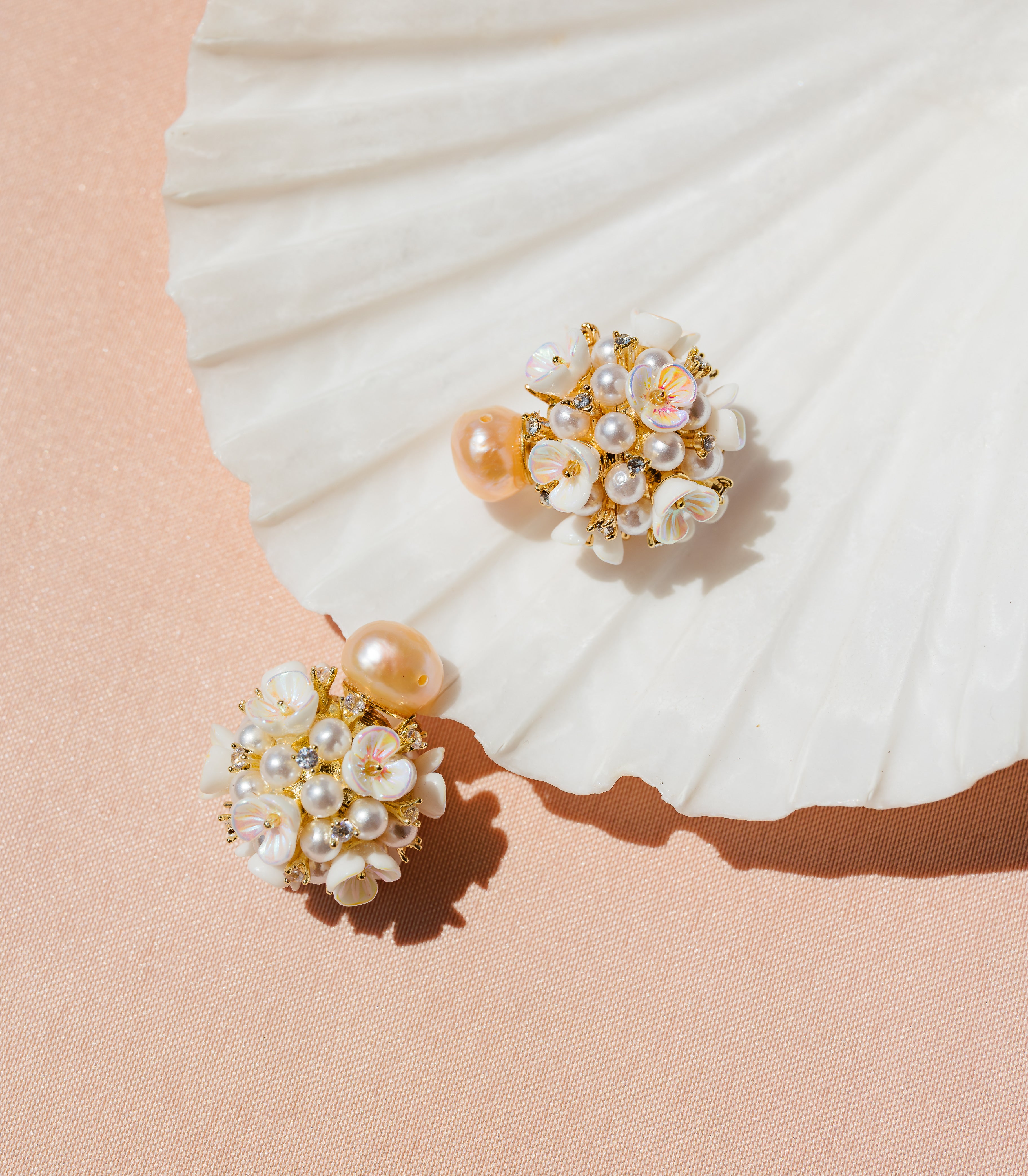 Peonia Petal Pearl Studs - Arete